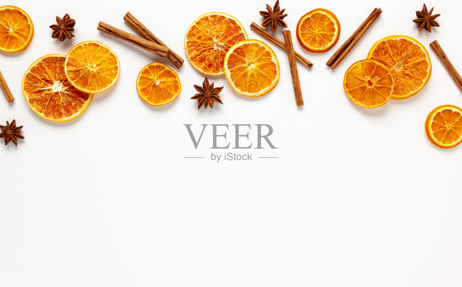 这是一种用干橙子、肉桂条和香草制成的圣诞调味品照片摄影图片