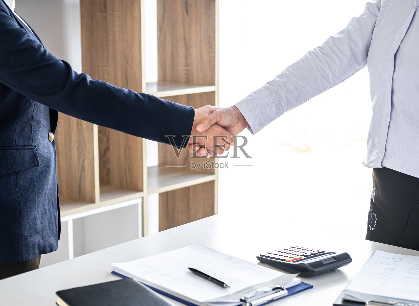 问候新同事,在面试时握手,女性候选人在面试后与面试官或雇主握手,就业和招聘概念照片摄影图片