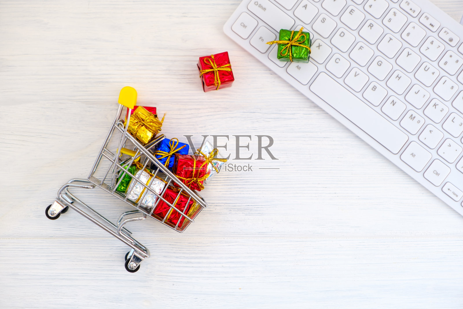 购物车,礼盒和键盘上的白色背景俯视图copyspace照片摄影图片