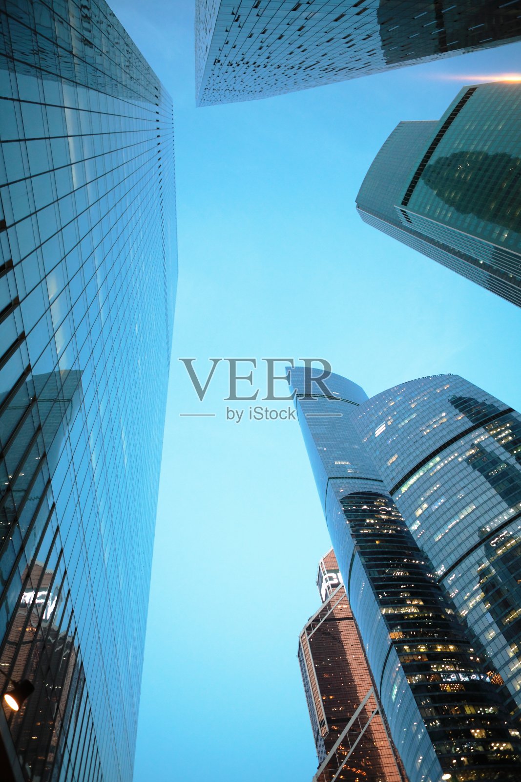 晚上看摩天大楼。摩天大楼在黄昏。照片摄影图片