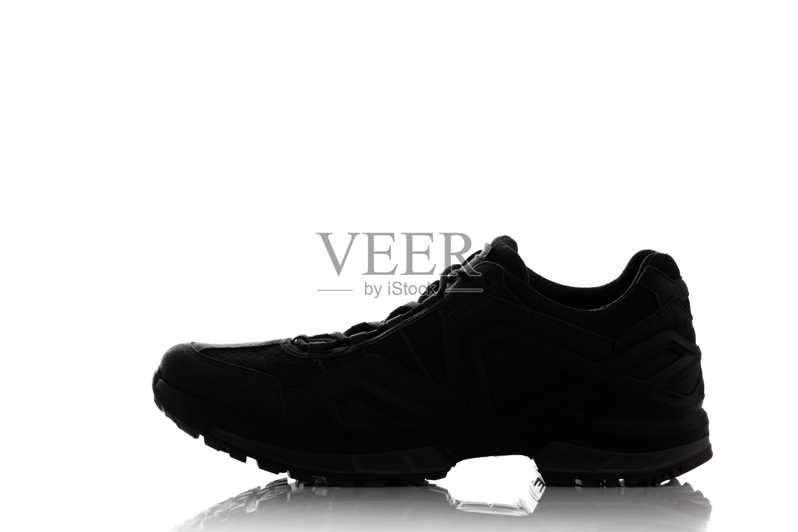 徒步运动鞋的剪影,孤立在白色照片摄影图片