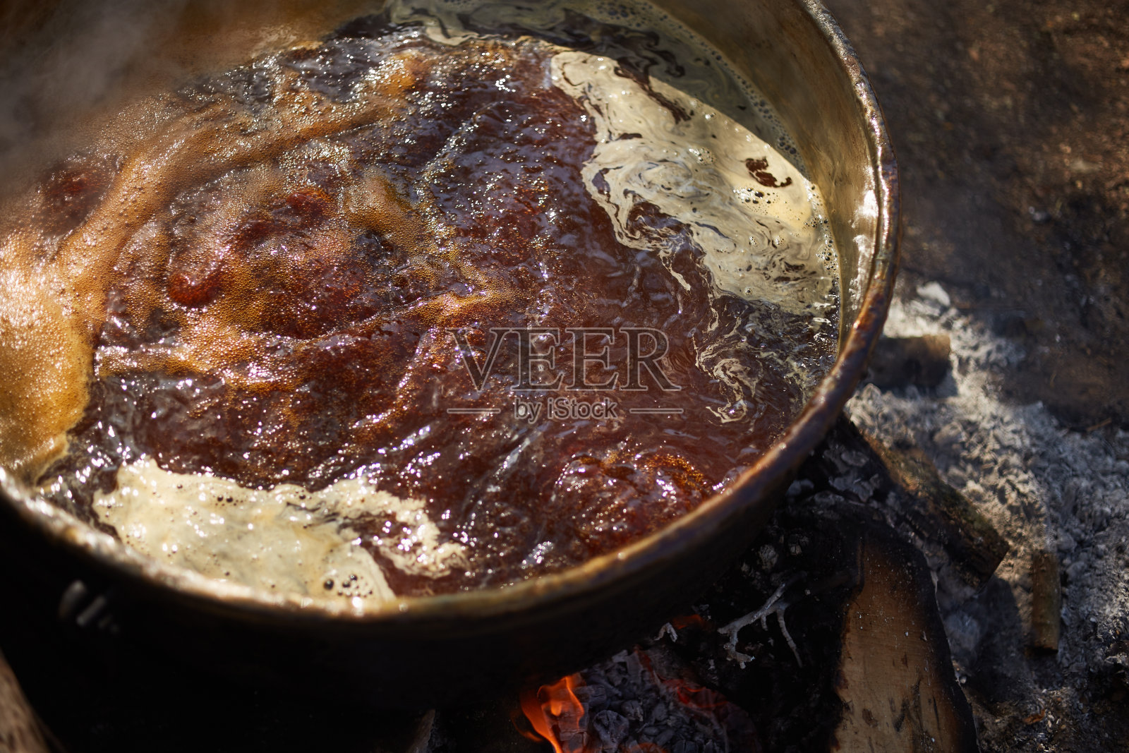 近距离观察沸腾的糖蜜照片摄影图片