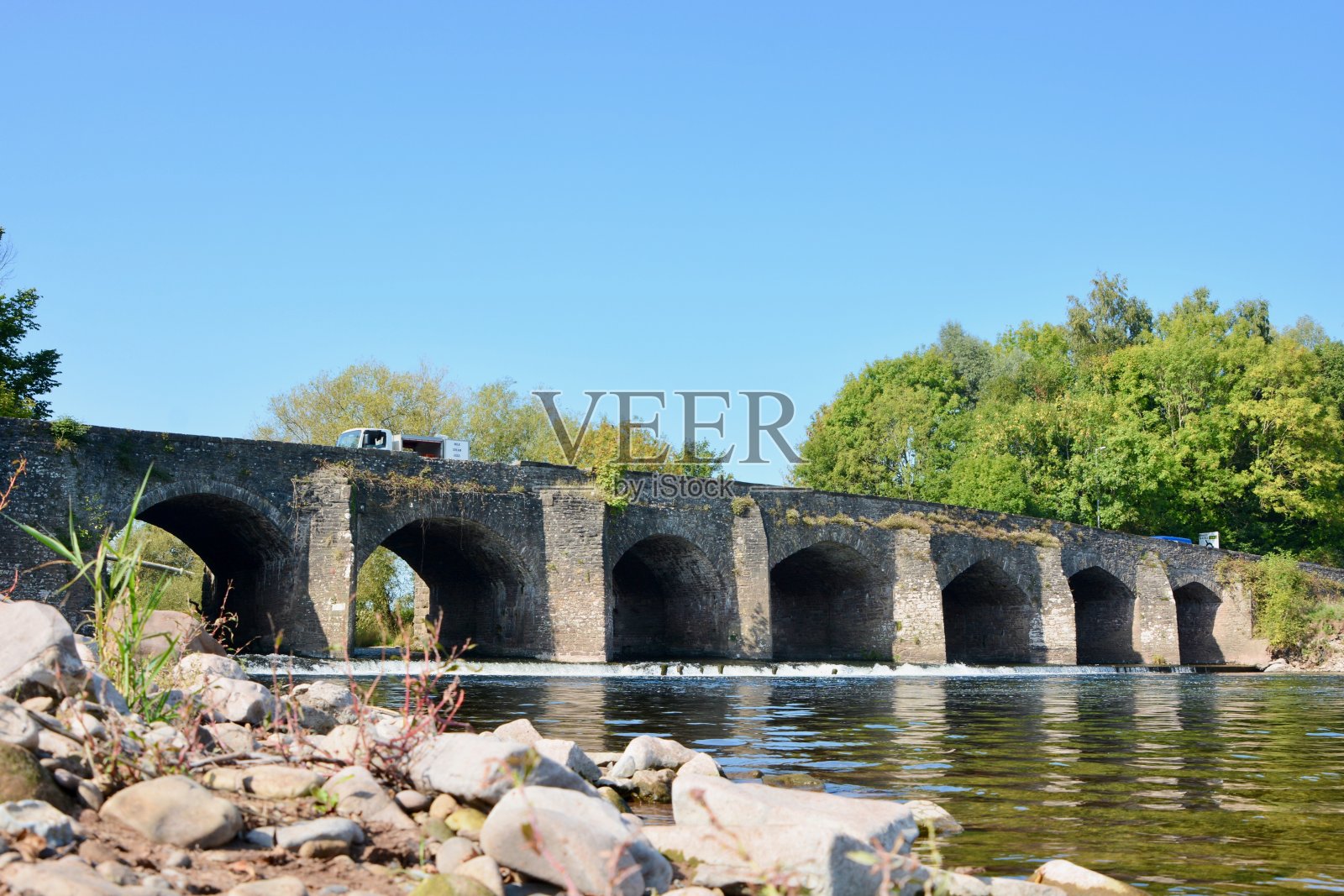 阿伯加文尼的乌斯克河和城堡草地照片摄影图片