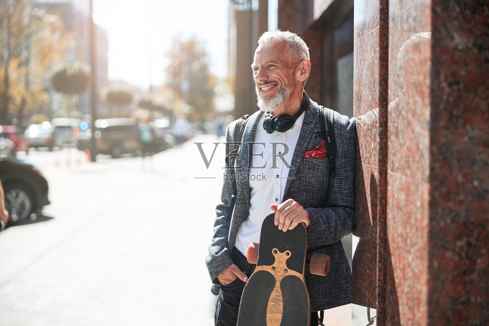 积极的老绅士摆着长板照片摄影图片