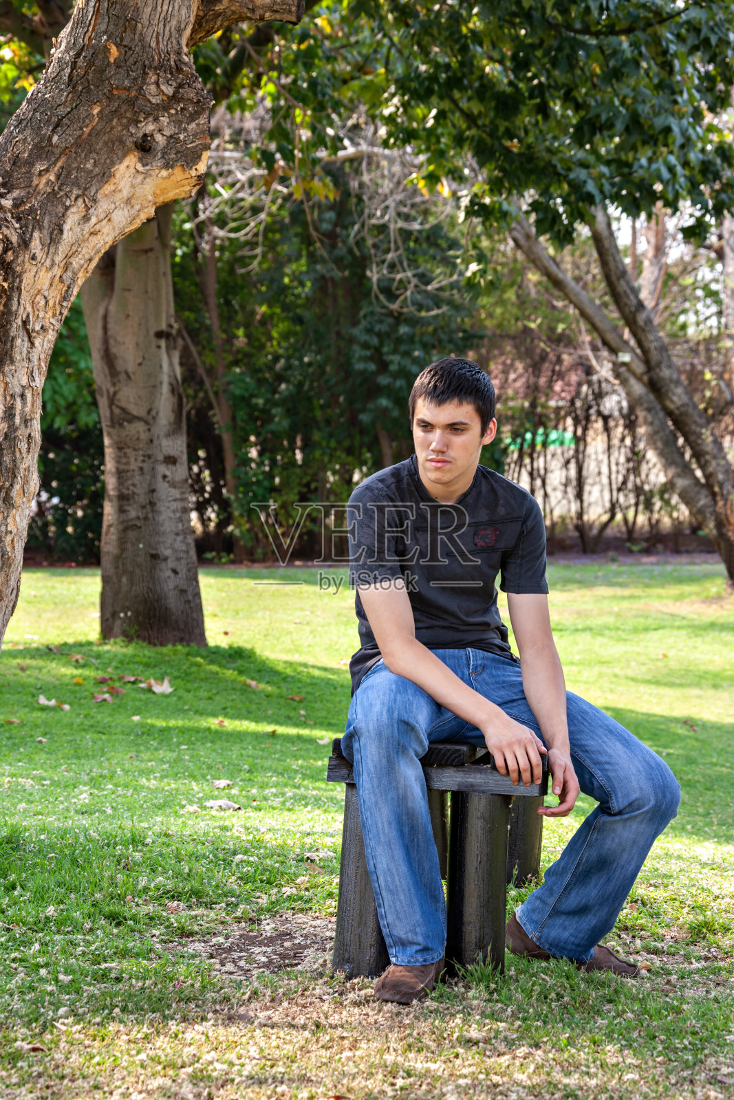 青春痘少年在公园休息照片摄影图片