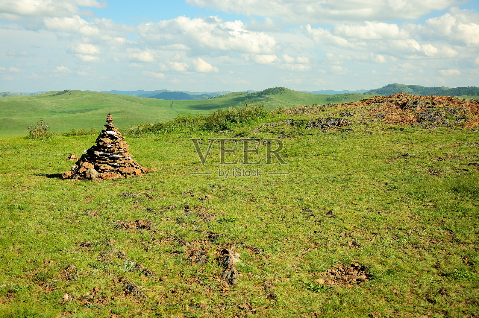 石堆,石堆一种神圣的石堆,建在群山环绕的高山上照片摄影图片