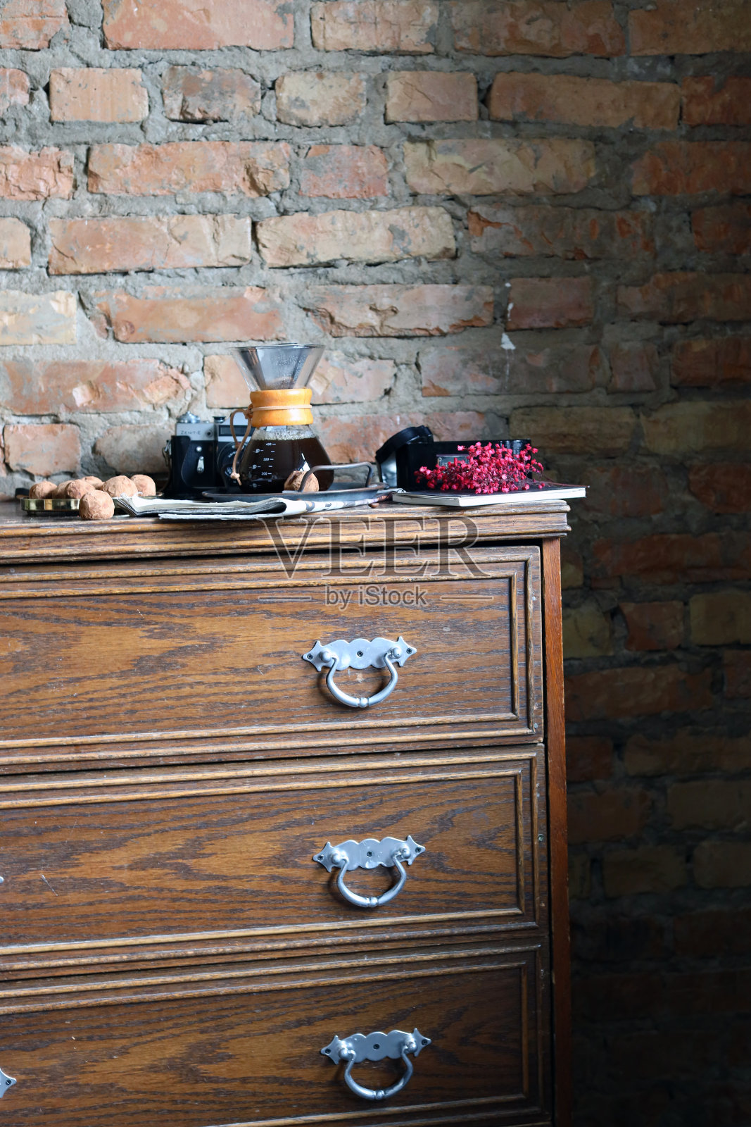 咖啡壶和巧克力照片摄影图片