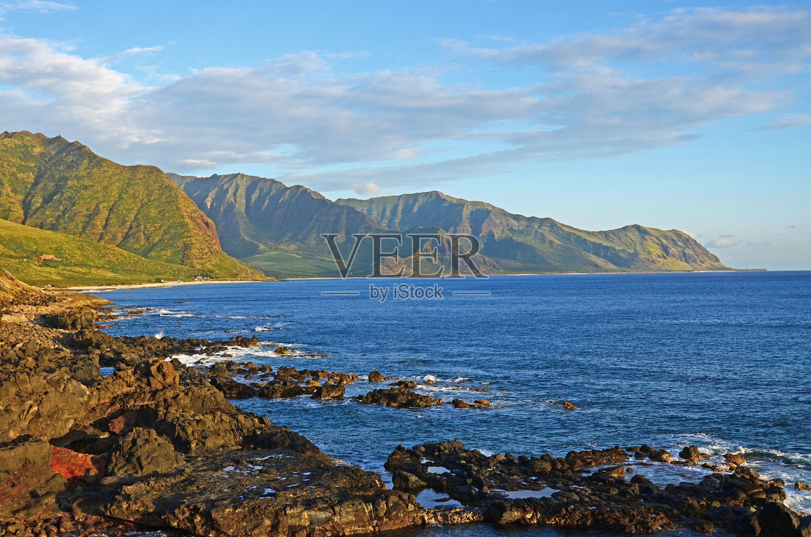 西瓦胡岛海岸线和日落时的山脉照片摄影图片