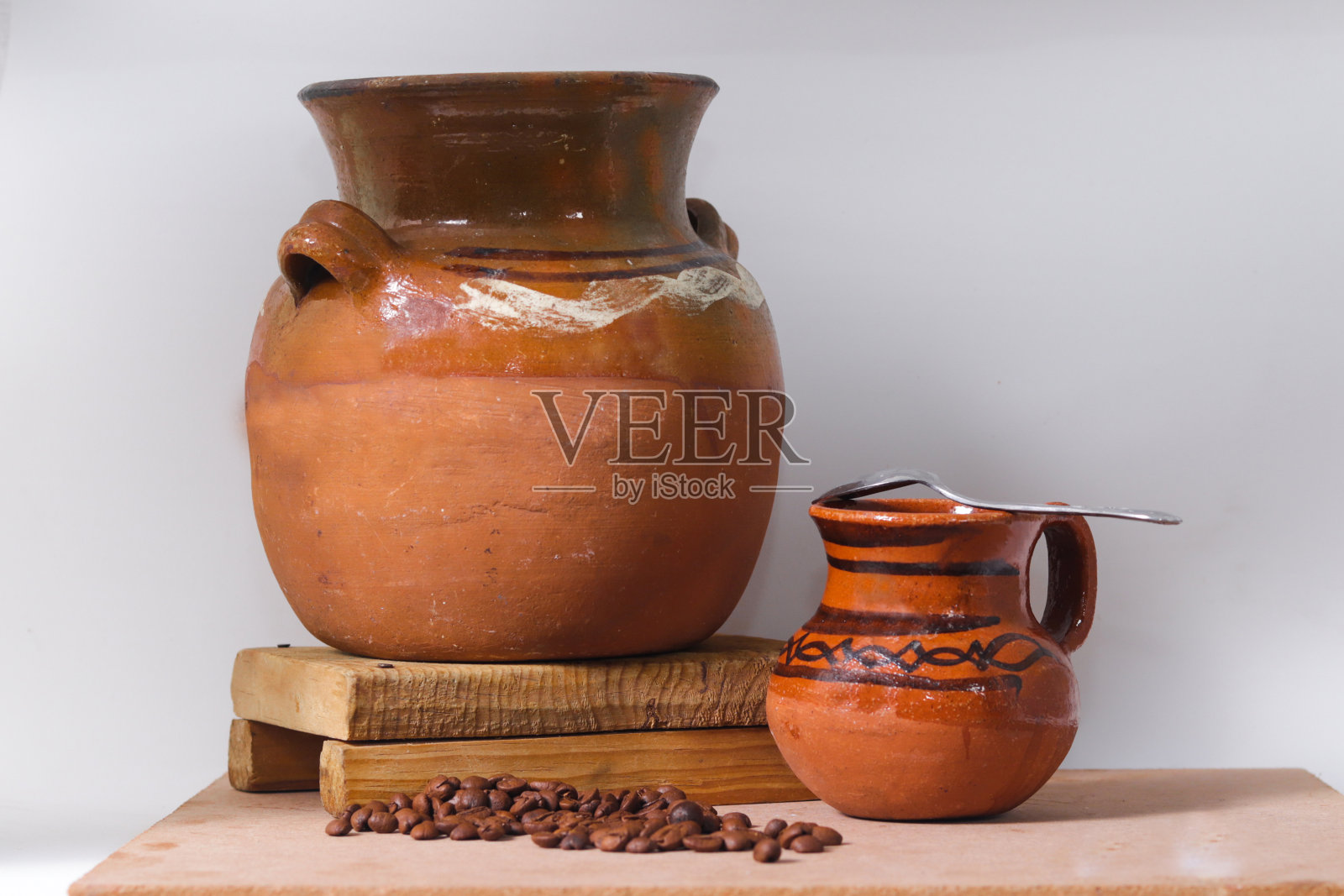 一壶一罐的泥配天然咖啡豆照片摄影图片