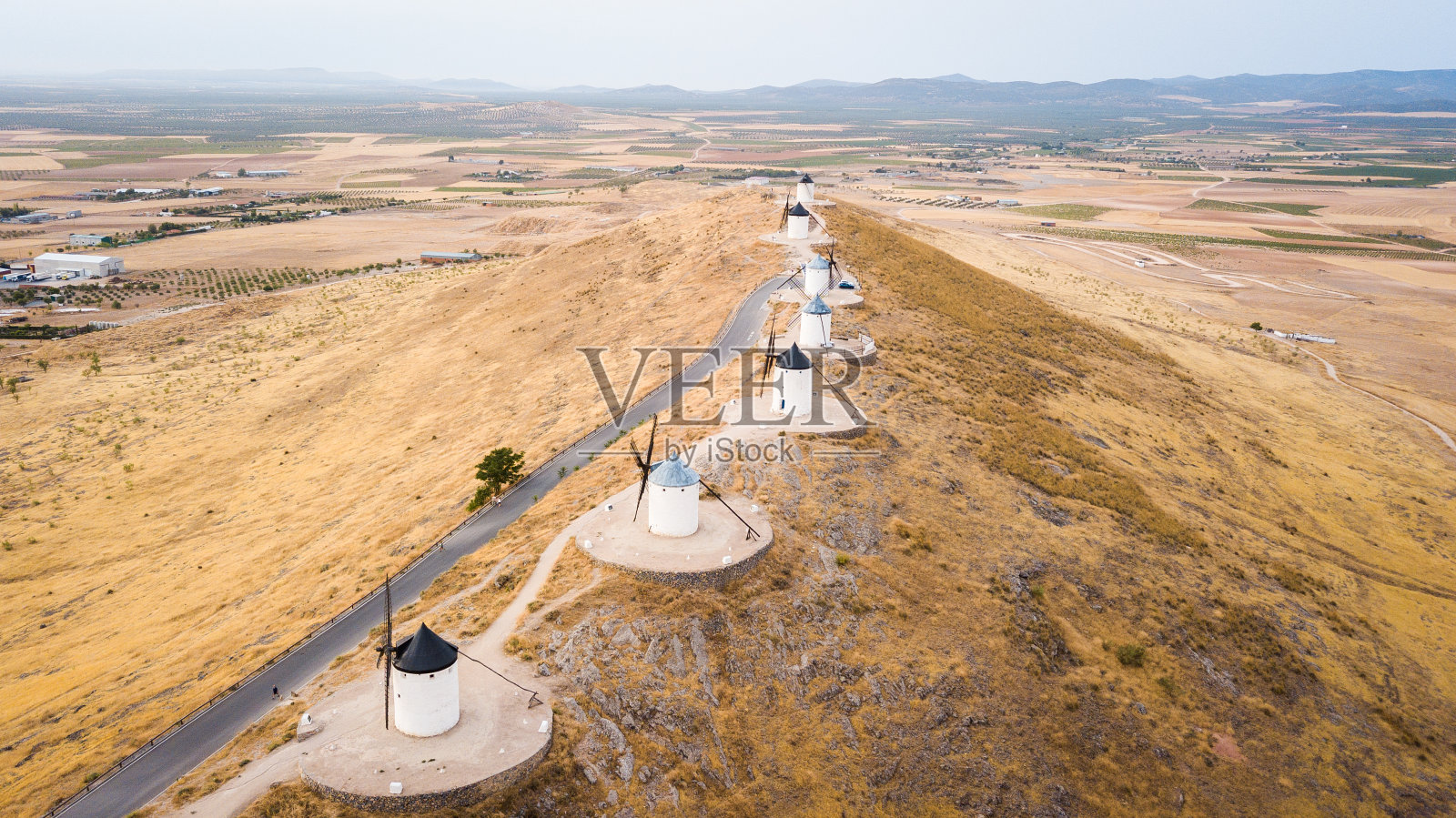 康苏埃格拉镇著名的西班牙风车鸟瞰图照片摄影图片