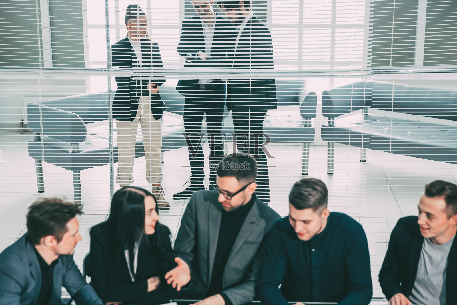 与他们的经理讨论财务数据照片摄影图片