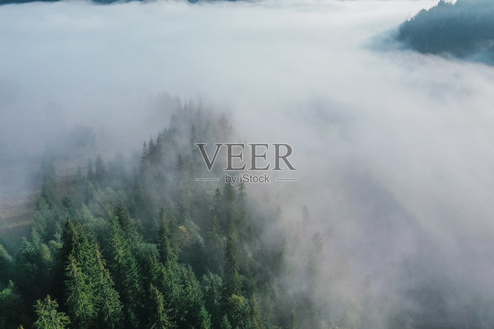 云雾缭绕的山景鸟瞰图照片摄影图片