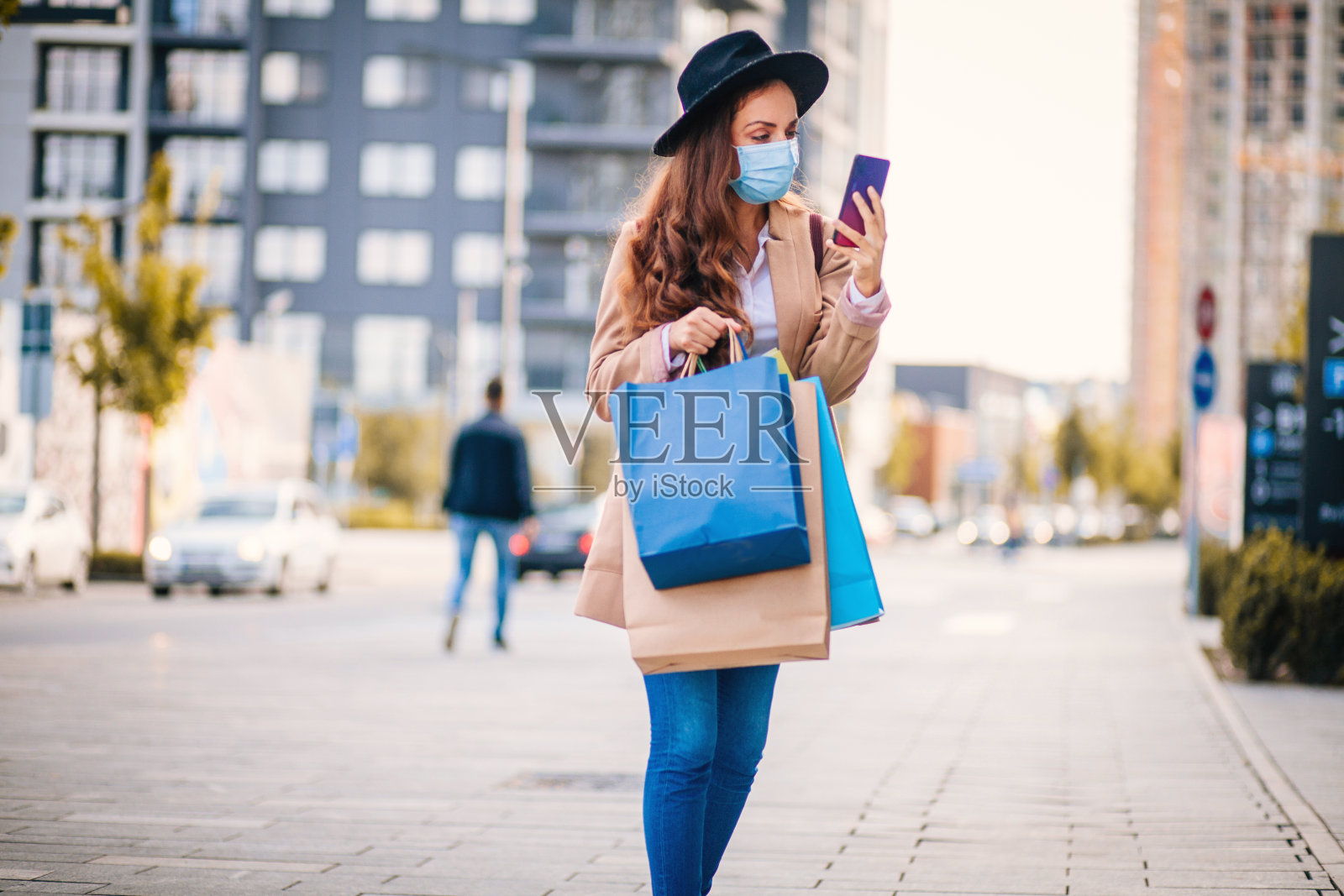 女人戴着保护面罩和购物照片摄影图片