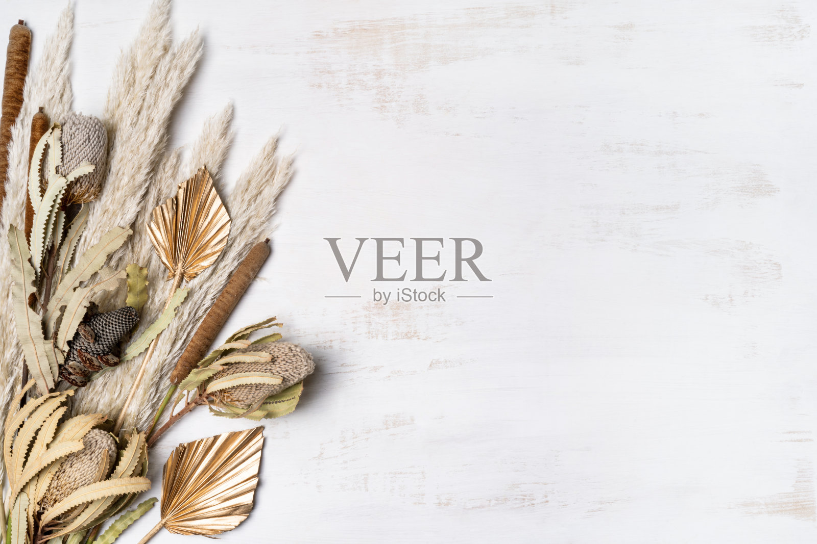 美丽的干花皮lay组成。照片摄影图片