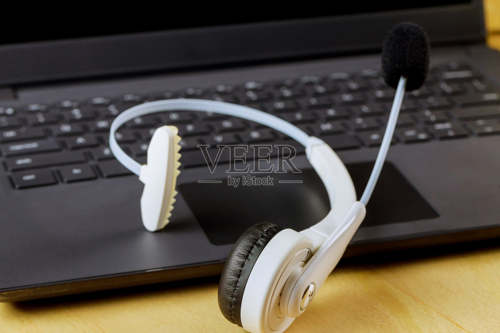 VOIP耳机,带耳机,不带麦克风,用于电脑桌上的键盘交流。照片摄影图片