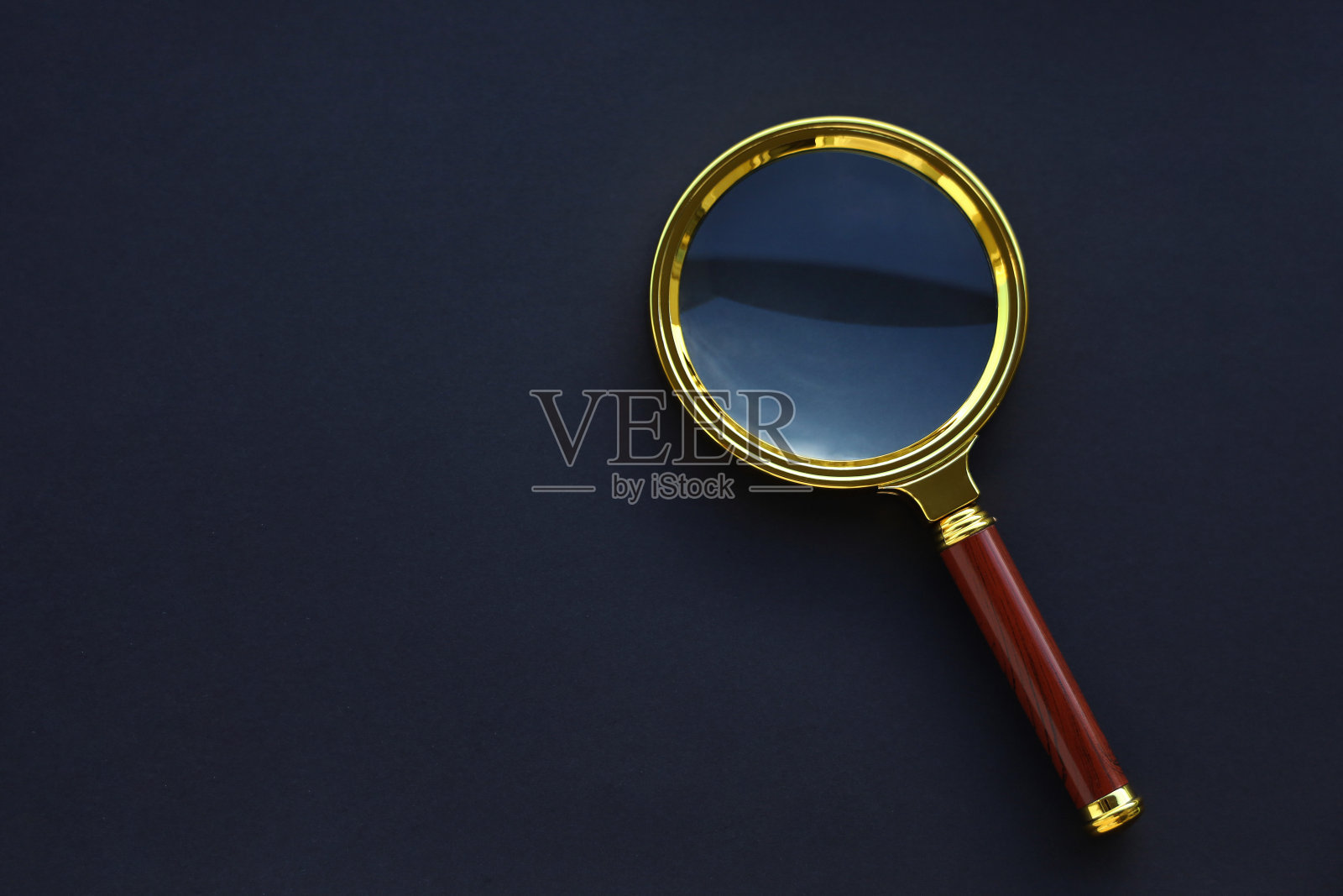 在黑色背景上的放大镜。照片摄影图片
