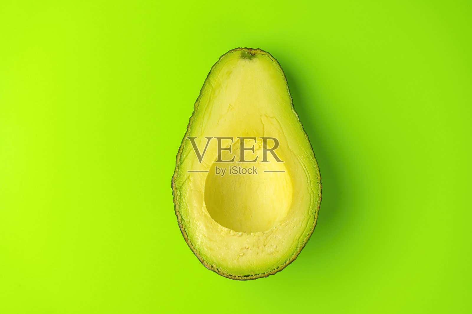 绿色背景上的鳄梨特写。隔离照片摄影图片