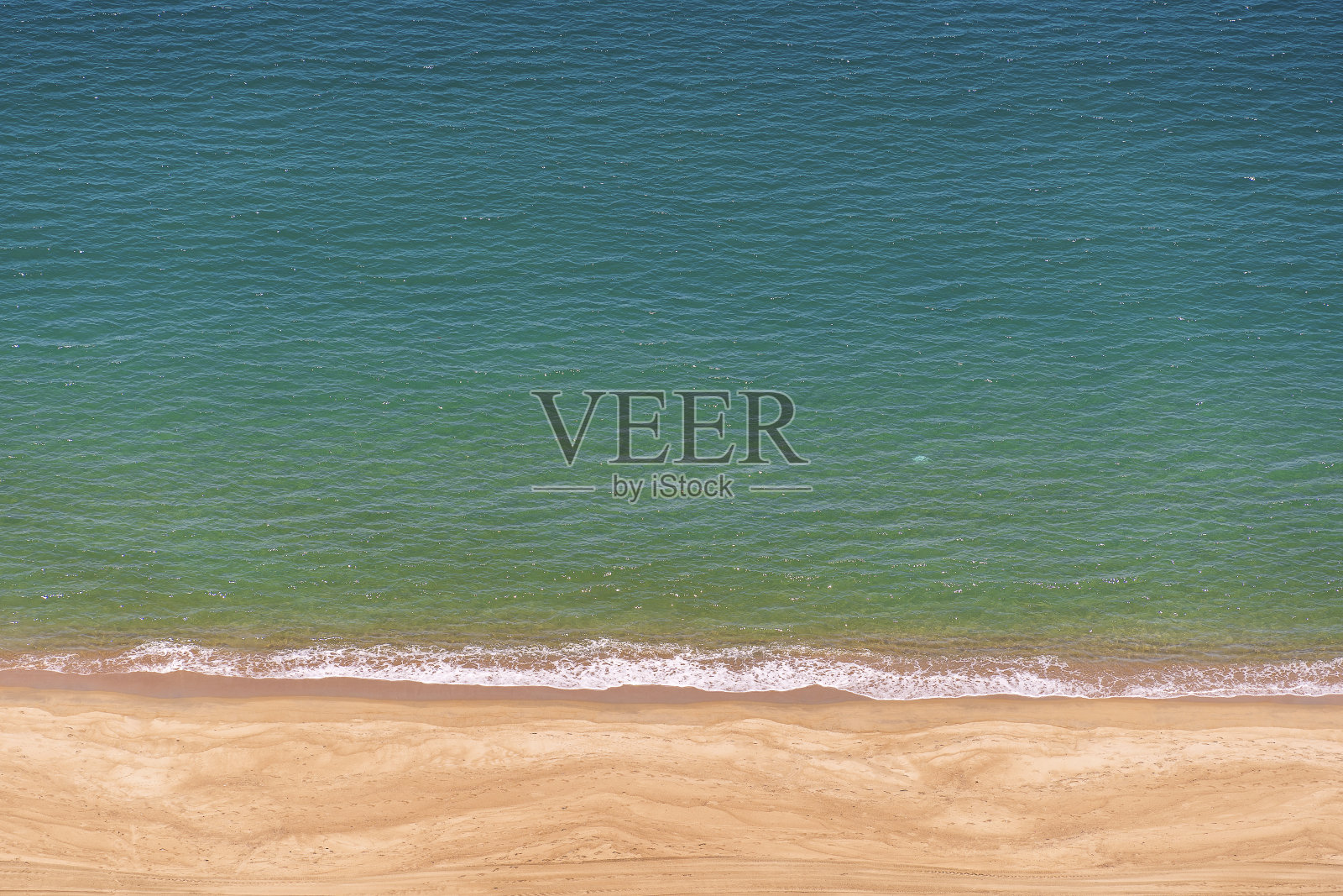 鸟瞰图的沙滩与蓝色的海水在度假小镇芽庄越南照片摄影图片