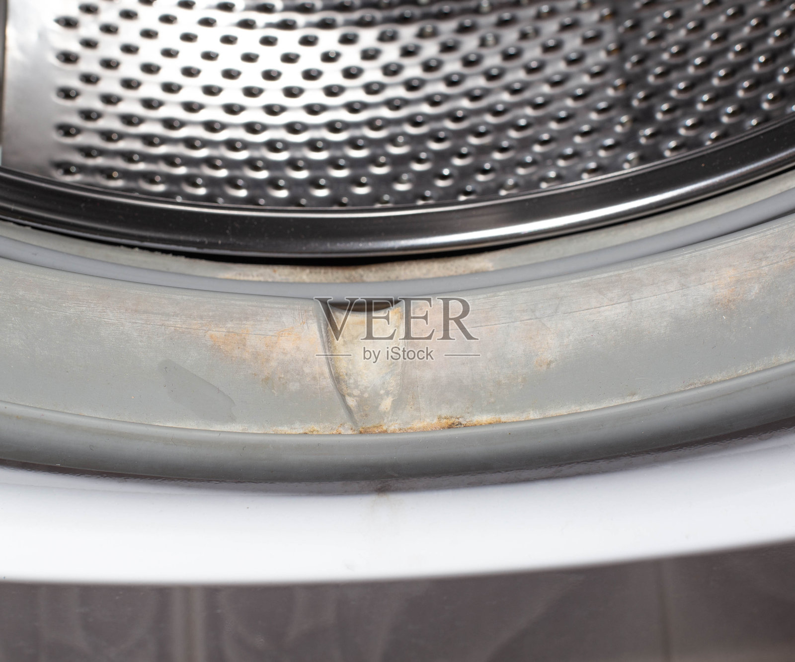 洗衣机滚筒密封胶上的水分产生的污垢和真菌。洗衣机的清洁和护理理念照片摄影图片