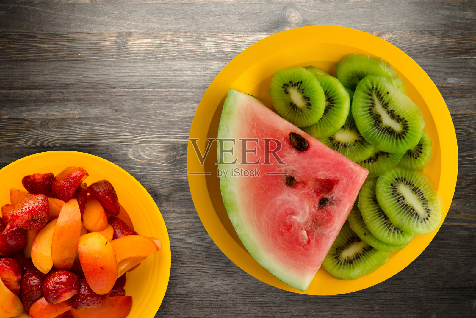 西瓜和猕猴桃切片放在盘子里照片摄影图片