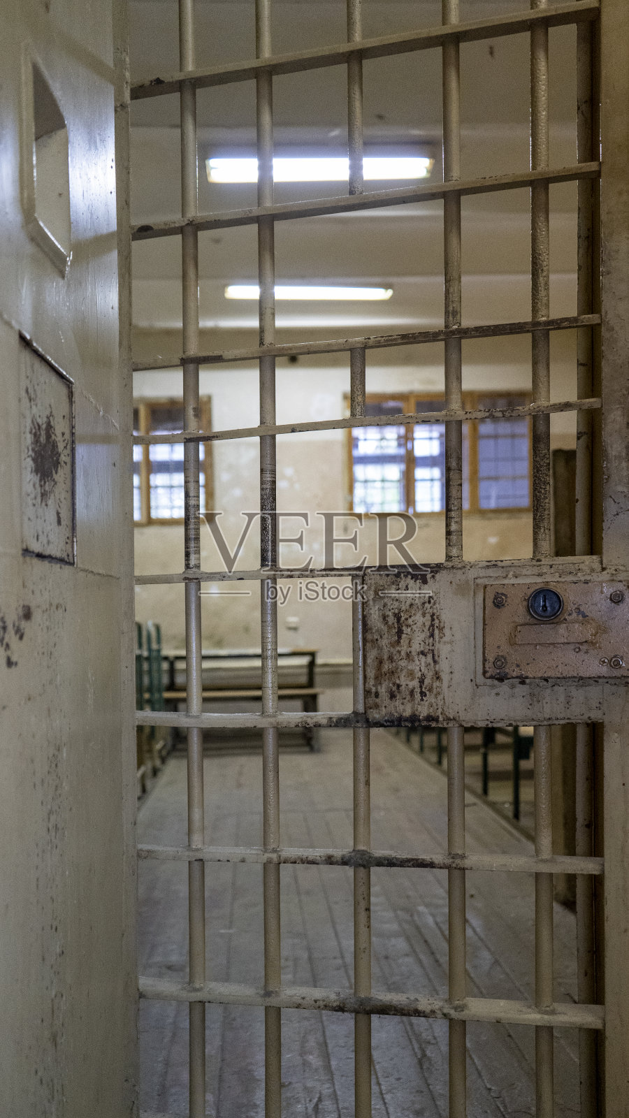 监狱的金属窗可以保护囚犯从里面逃跑。食物通过牢房的栅栏。监狱,监禁细节,犯罪,司法。监狱内部。限制自由的概念。照片摄影图片