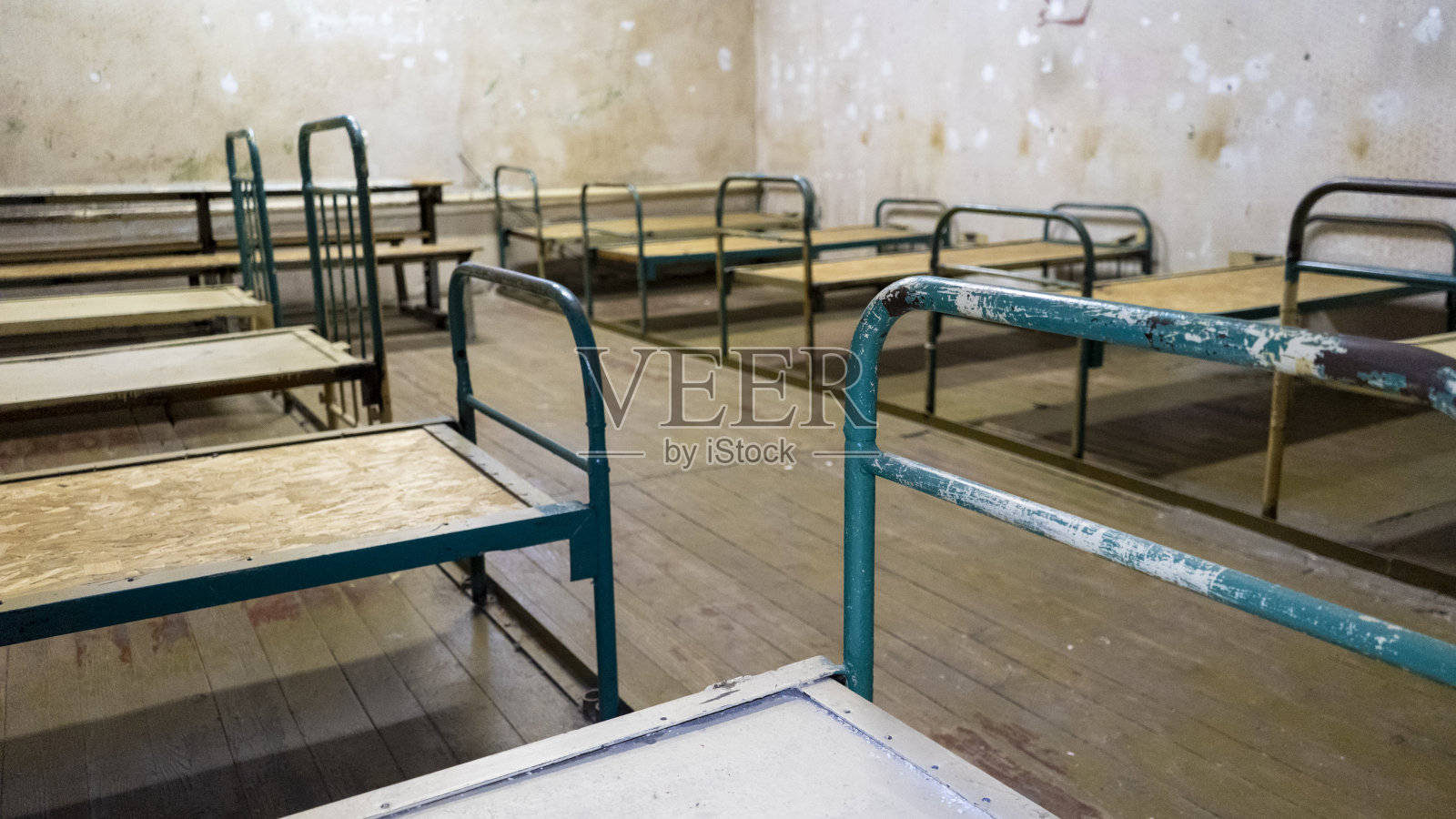 空牢房。监狱内部。金属门保护囚犯从里面逃跑。限制自由的概念。照片摄影图片