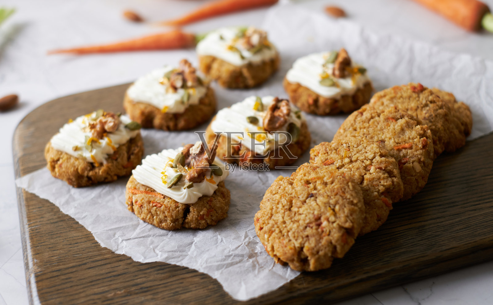 生酮胡萝卜燕麦饼干。健康的自制生酮饮食甜点装饰白奶油,坚果和种子。照片摄影图片