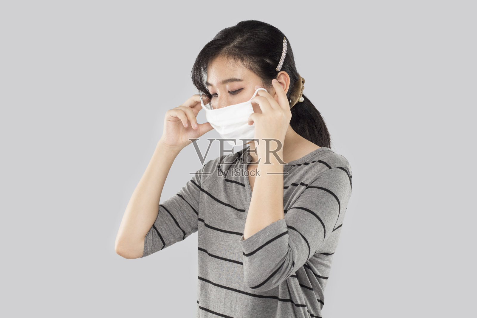 年轻的亚洲妇女感到发烧照片摄影图片