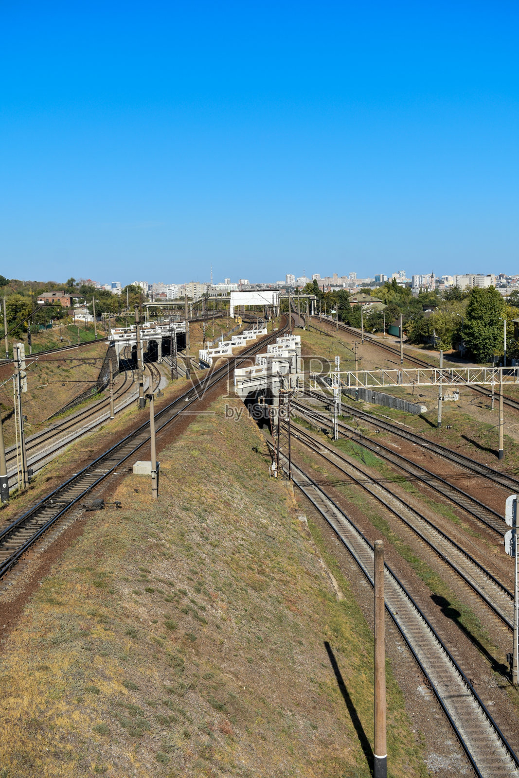 从铁路到地平线的城市景色照片摄影图片