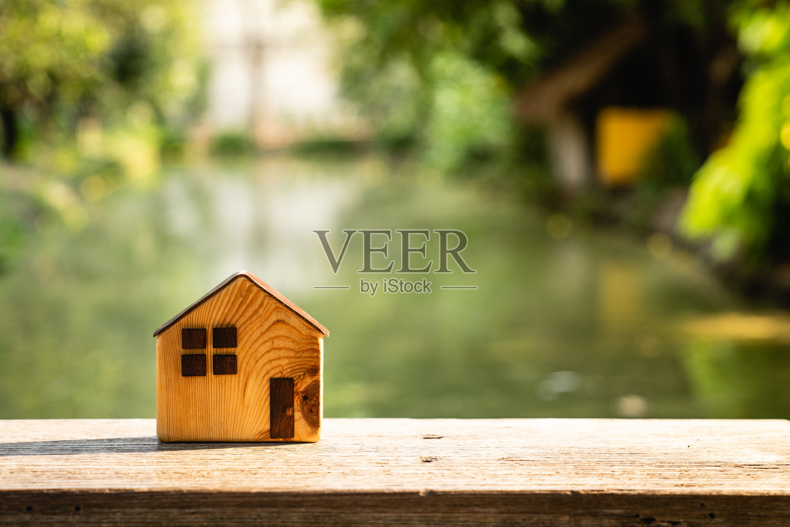 木桌上的房屋模型:房地产保险和经济适用房概念照片摄影图片