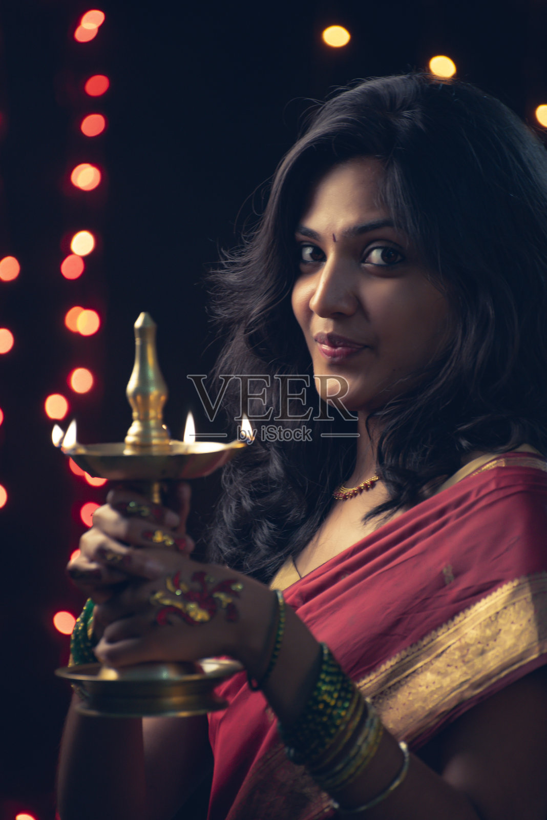 年轻的印度女孩拿着排灯节油灯照片摄影图片