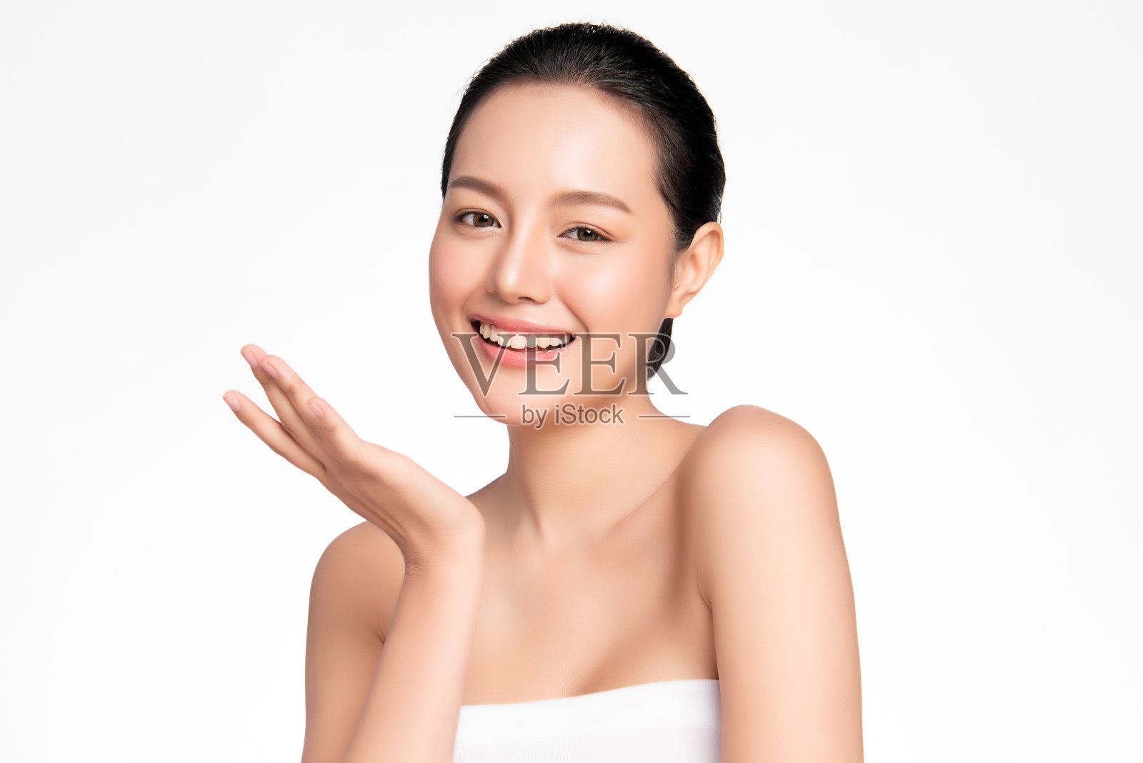 美丽的年轻亚洲女人与干净的新鲜的皮肤在白色的背景,面部护理,面部治疗,美容,美容和水疗,亚洲妇女肖像照片摄影图片