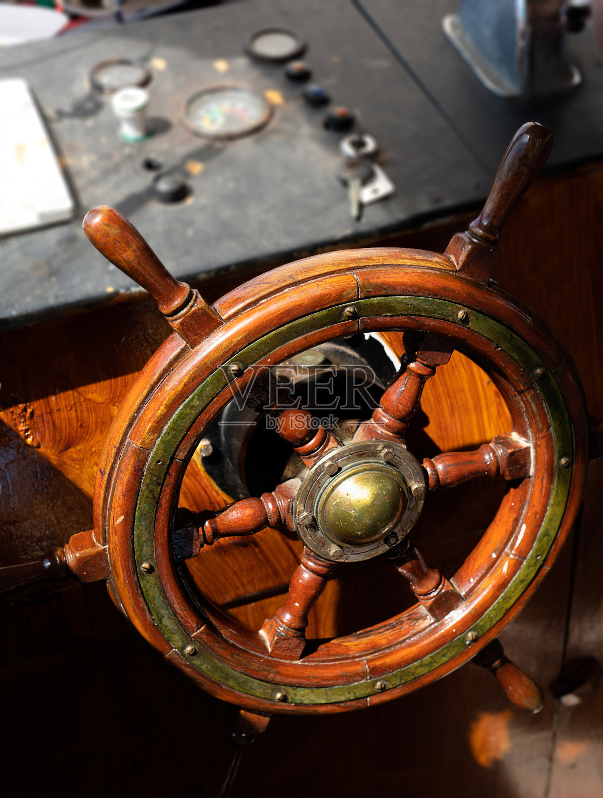 帆船舵轮和导航装置。照片摄影图片