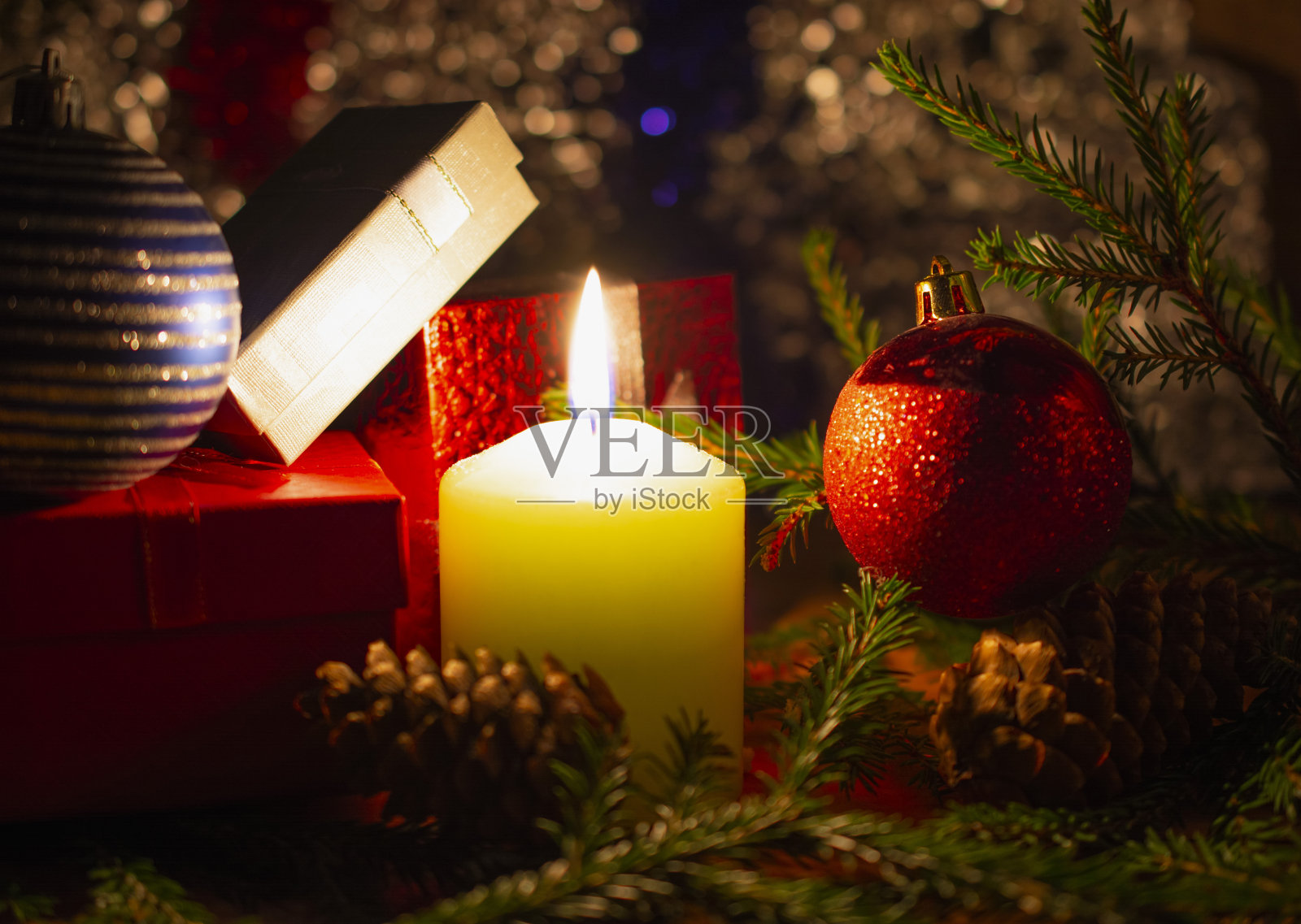 新年礼物,银色圣诞球,带树枝的锥形,花环,燃烧的蜡烛,迎接圣诞和新年的概念照片摄影图片
