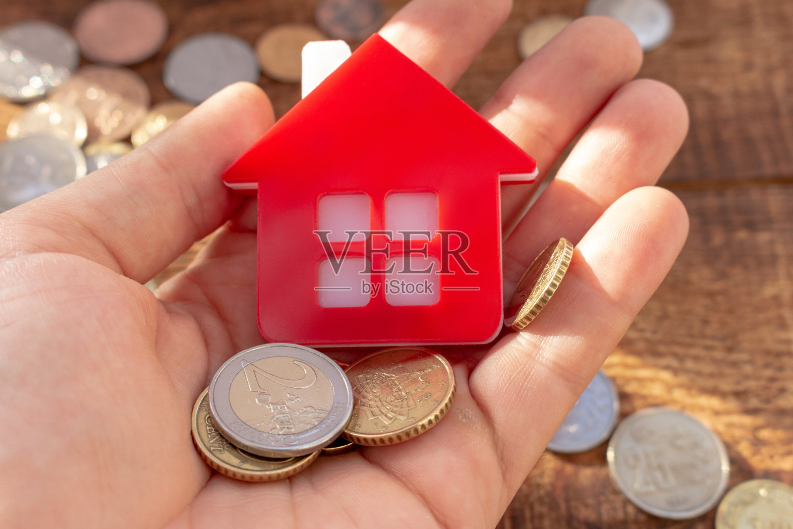 手握红房子的房子和钱房地产概念,房地产费用,物业费用,购买物业样板复制空间近距离的背景照片摄影图片