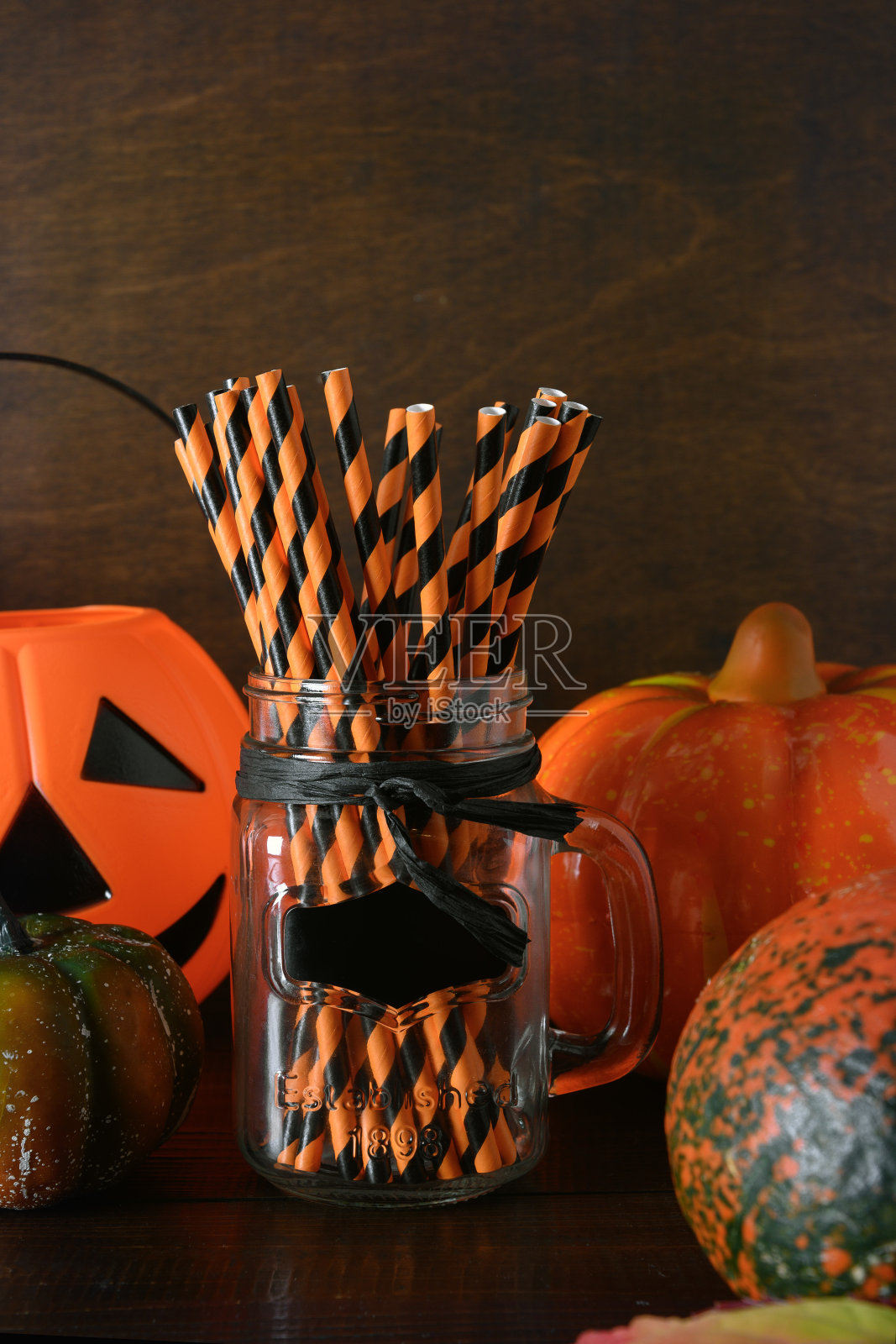 万圣节南瓜头杰克灯在木制背景照片摄影图片