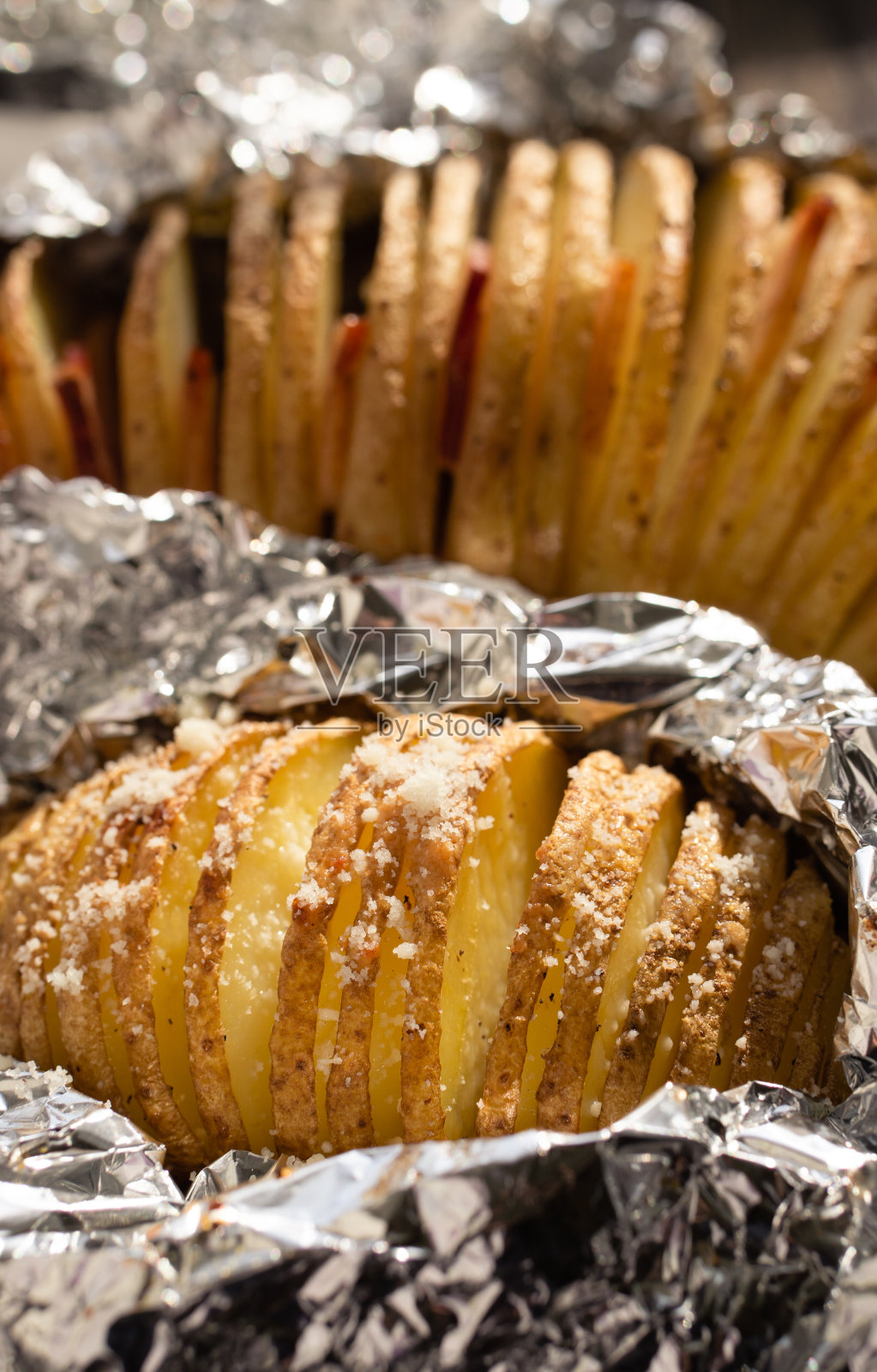 去皮的土豆和培根一起烤照片摄影图片