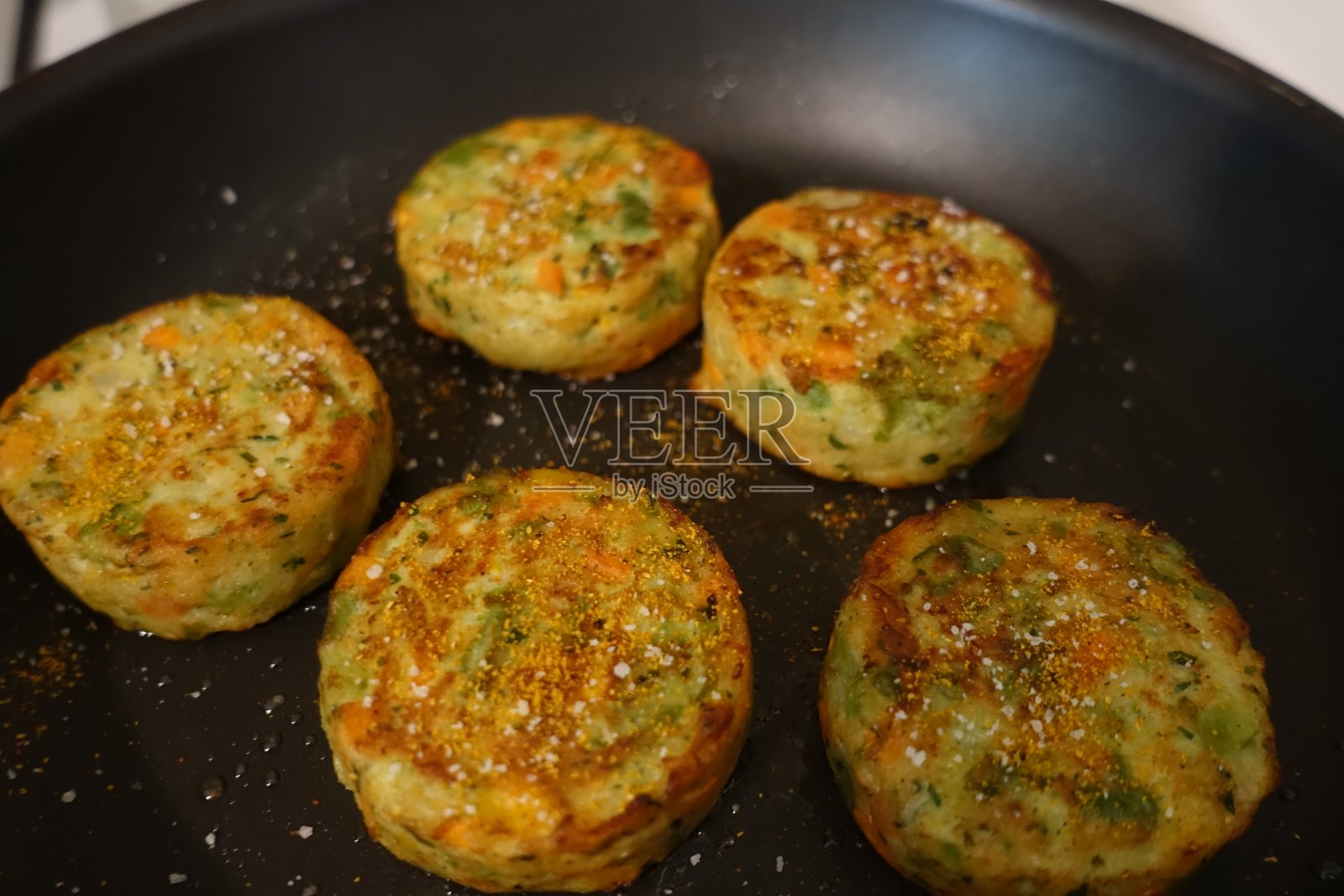 各种蔬菜煎饼形状的冰球素食菜肴照片摄影图片