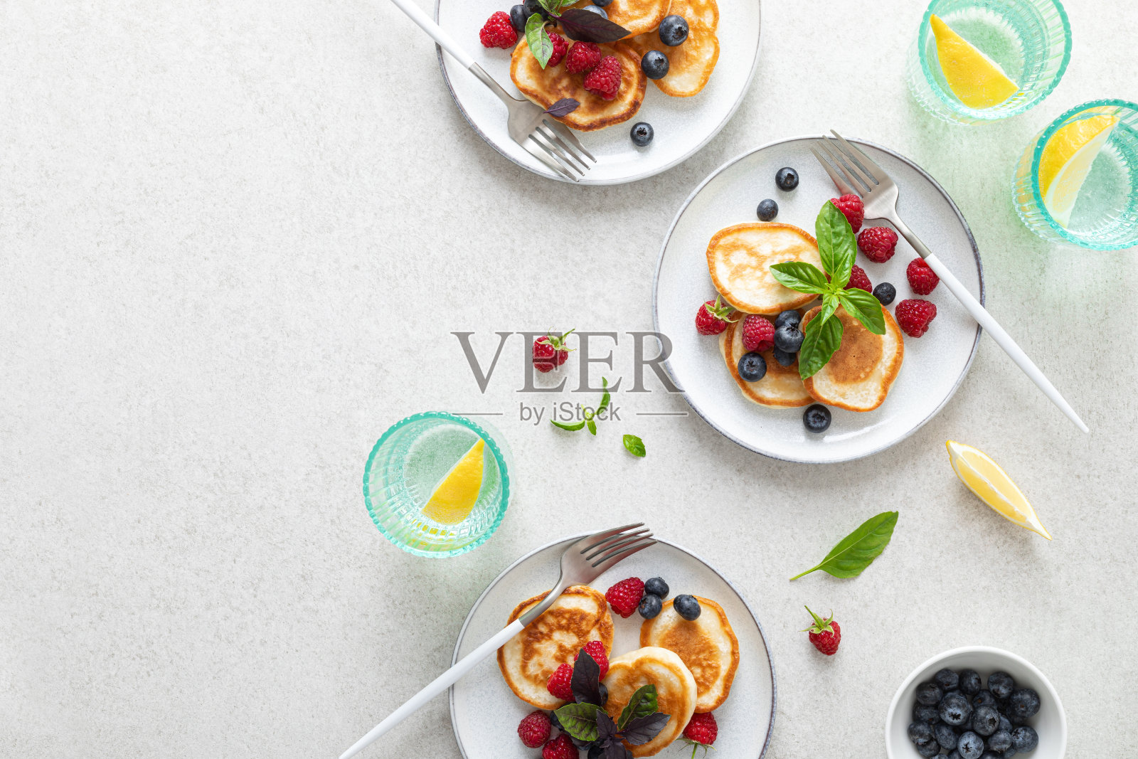 新鲜蓝莓和覆盆子煎饼是健康的素食早餐照片摄影图片