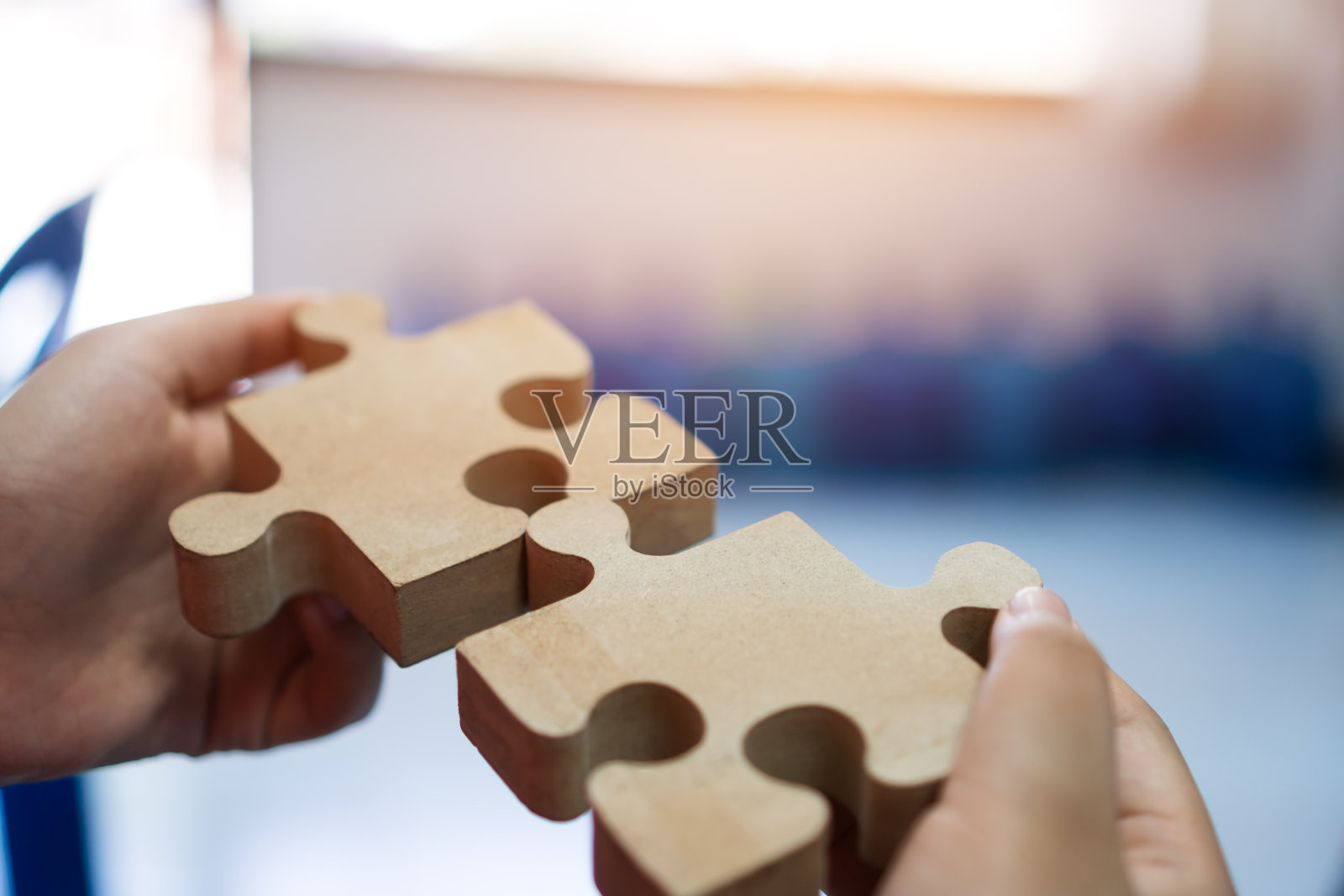 女人试着连接木制拼图块。团队合作的商业战略概念,解决方案和成功战略照片摄影图片