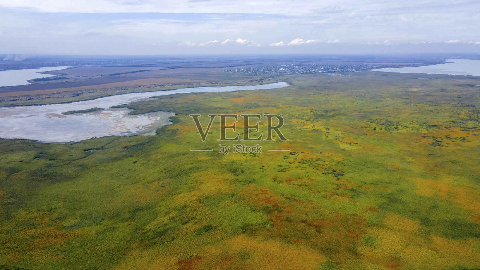 乌克兰敖德萨州伊兹梅尔雷昂的隆湖和卡特拉布赫湖上的鸟瞰图照片摄影图片