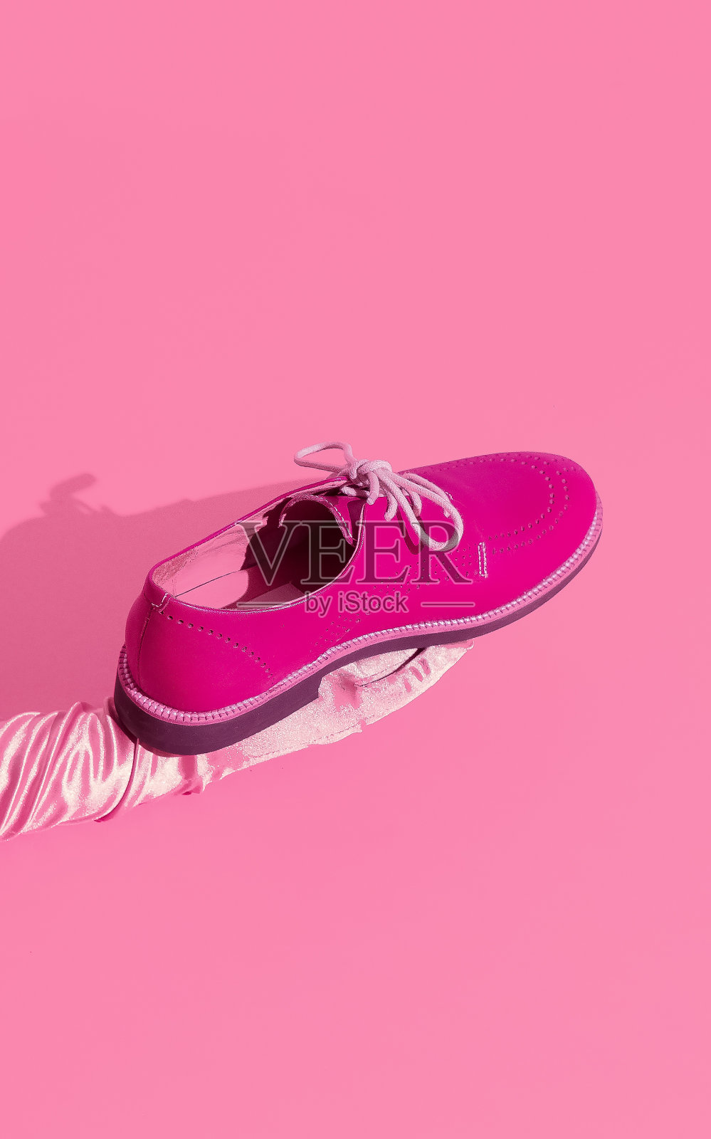 复古服装,复古鞋在时尚的等距静物生活最小。时尚博主的理想选择。粉红色的颜色设计照片摄影图片