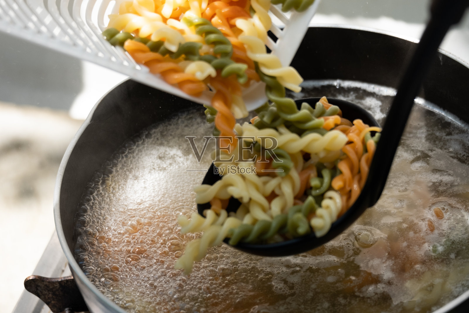 食材及逐步煮熟的蔬菜罗堤面汤照片摄影图片