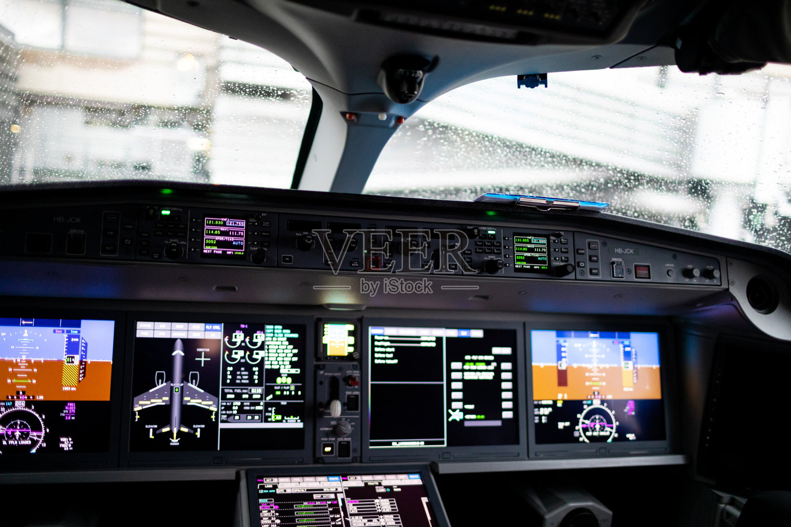 现代客机驾驶舱的细节镜头。照片摄影图片