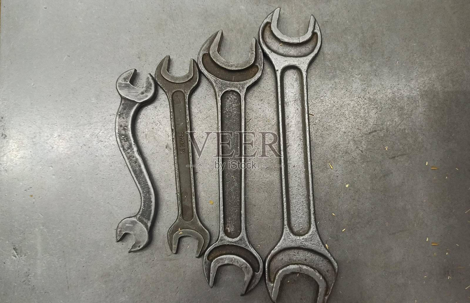 不同大小的Chrome键。被隔离在金属桌子上。照片摄影图片