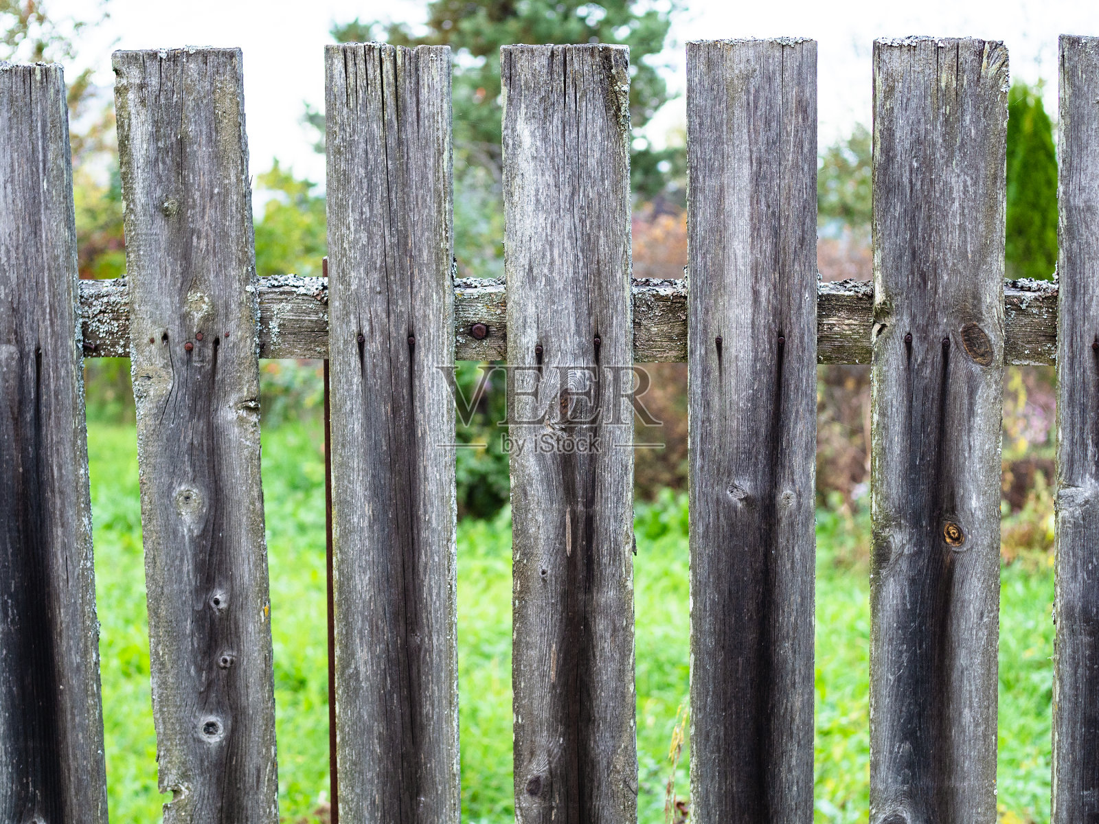 用灰色木板搭成的破旧围墙照片摄影图片