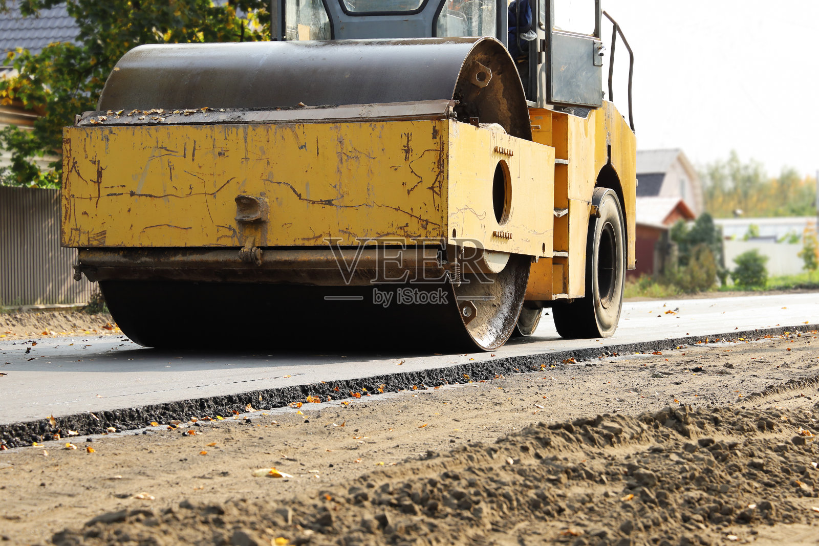 重型压路机正在碾压和压实新型平沥青照片摄影图片