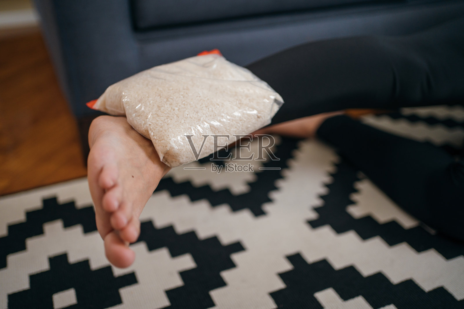 妇女在家锻炼照片摄影图片