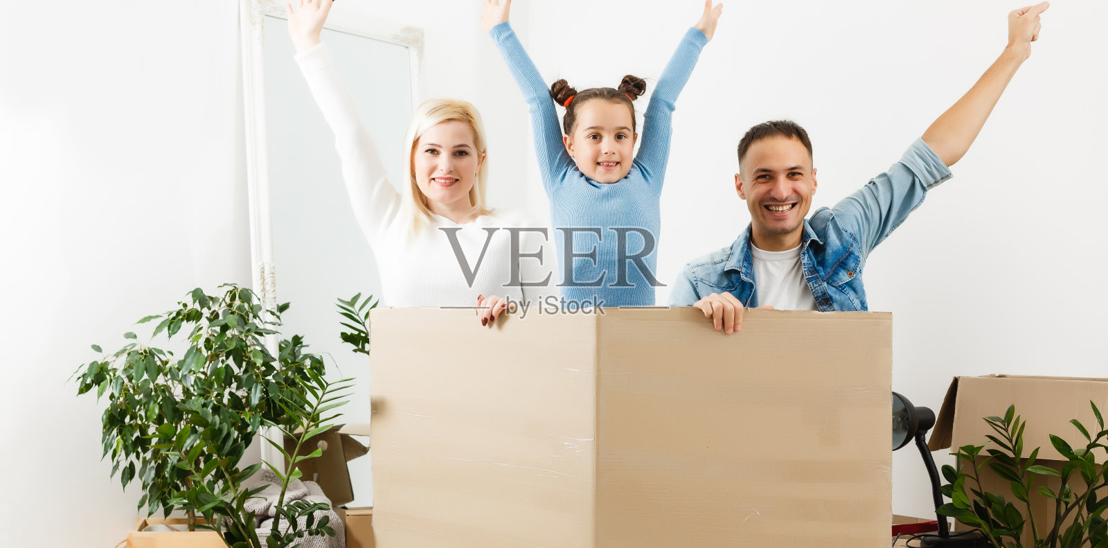 一家人在新家打开纸板箱照片摄影图片