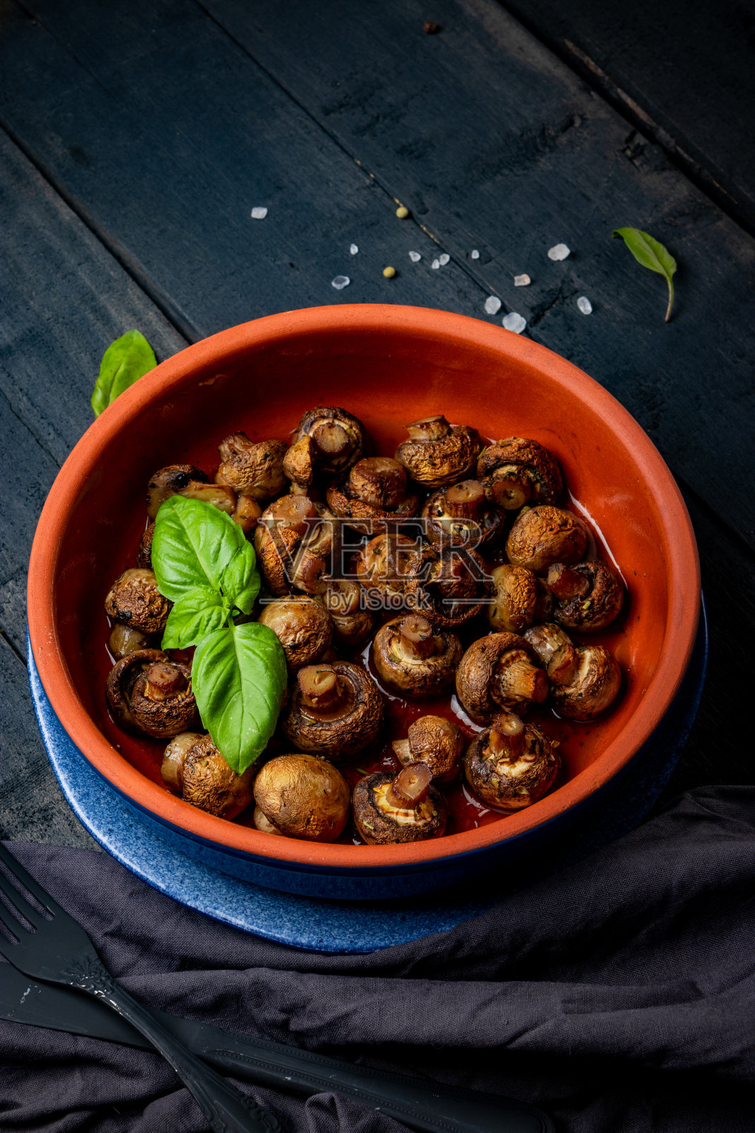 烤香槟酒与香料在黑色背景,特写。文本的空闲空间。素食照片摄影图片